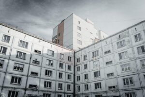 目元のくすみ改善にレチノールはどのように効果的ですか？